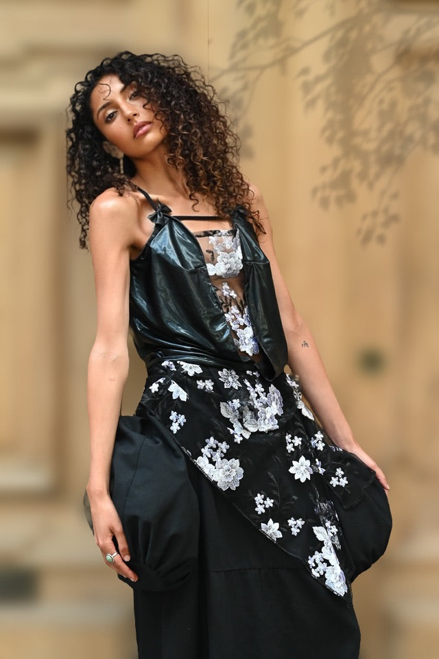 Dress with with packages on the side and details in lace comes with vail