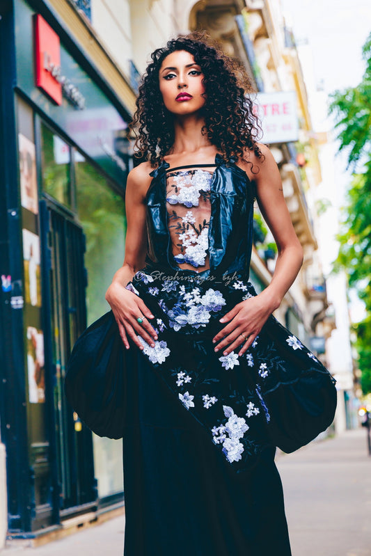 Dress with with packages on the side and details in lace comes with vail